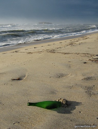 Botella en la arena