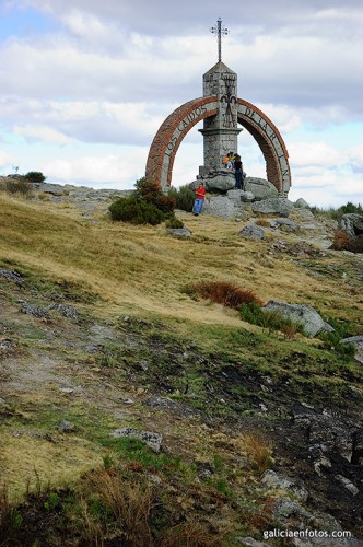 Monumento en el puerto de El Pico